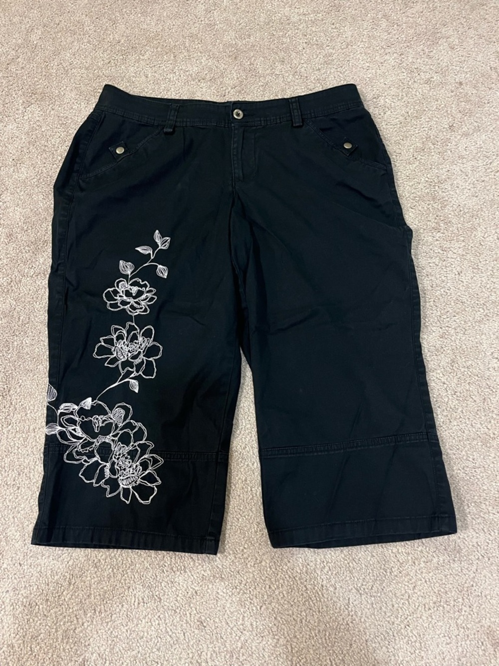 Venezia Floral Embroidered Capri Pants